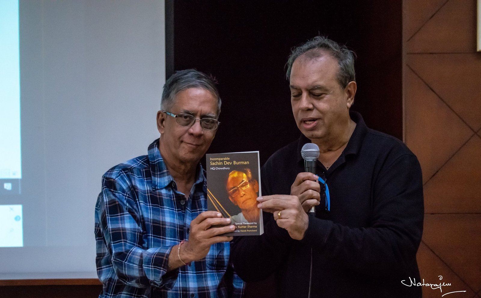 Film Music Historian Manek Premchand (R) with Sundeep Pahwa unveiling Incomparable Sachin Dev Burman at a musical meet in Bangalore (Pic courtesy: TJ Natarajan)